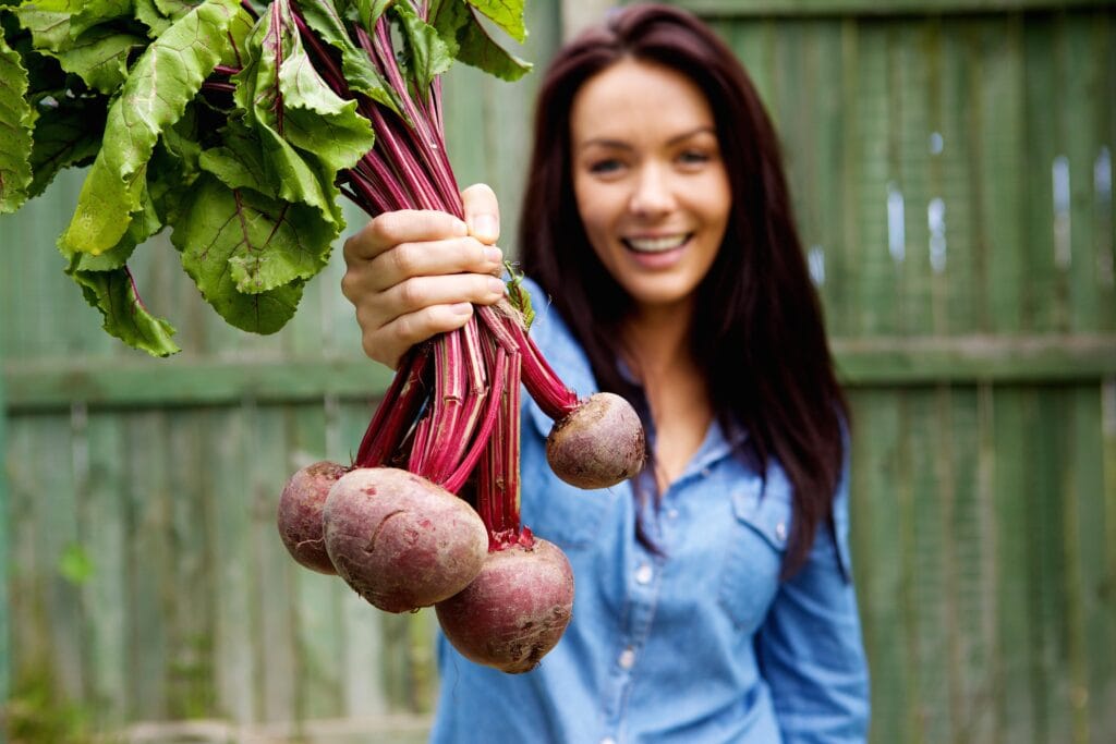woman-showing-a-bunch-of-beetroots - Low-carb brain health challenge