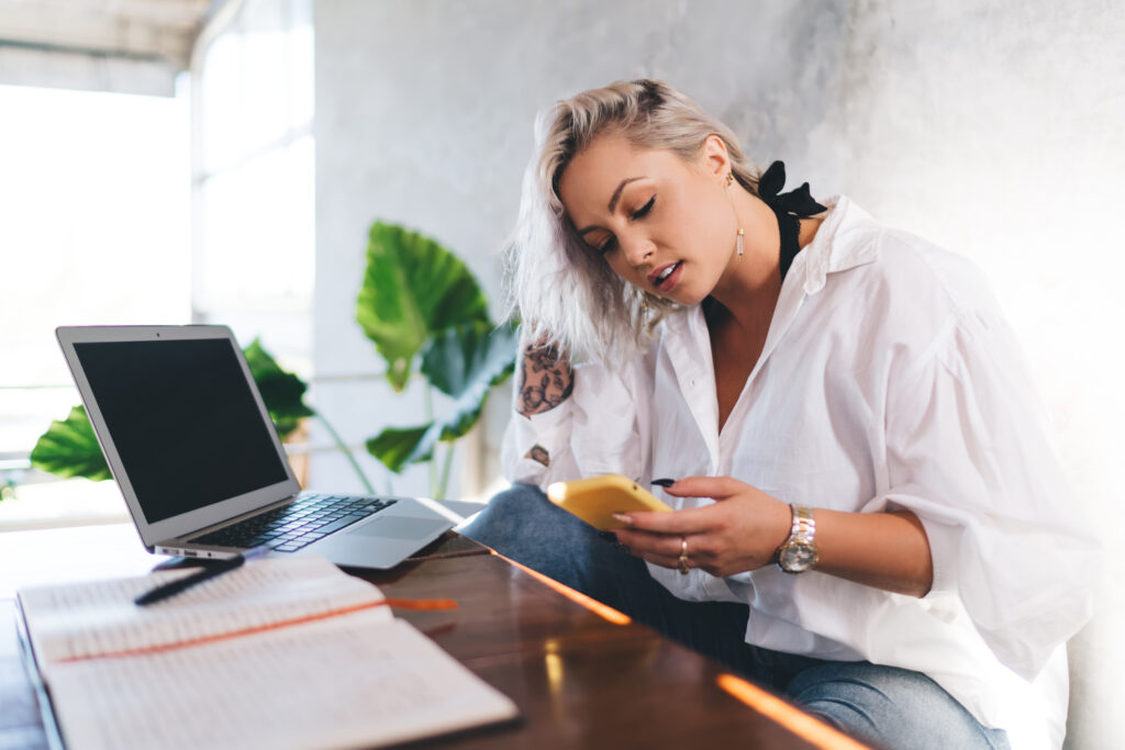 female-blogger-poor. posture - headache - jaw pain